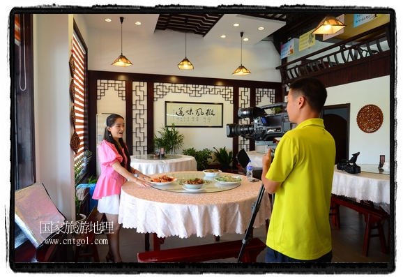 此次攝制組通過(guò)拍攝婺源代表名菜糊豆腐、粉蒸肉、荷包紅魚(yú)、賽鵝頸及地方小吃清明果、灰汁果、糯米子糕等來(lái)詮釋婺源美食經(jīng)典，展示婺源食文化，打造獨(dú)屬婺源的美食符號(hào)。