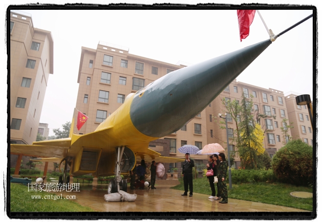 小區(qū)突然出現(xiàn)“飛機坦克”，其中殲15艦載戰(zhàn)斗機一架、99式主戰(zhàn)坦克一輛、武直-10武裝直升機一架，吸引了眾多市民雨中圍觀、合影。