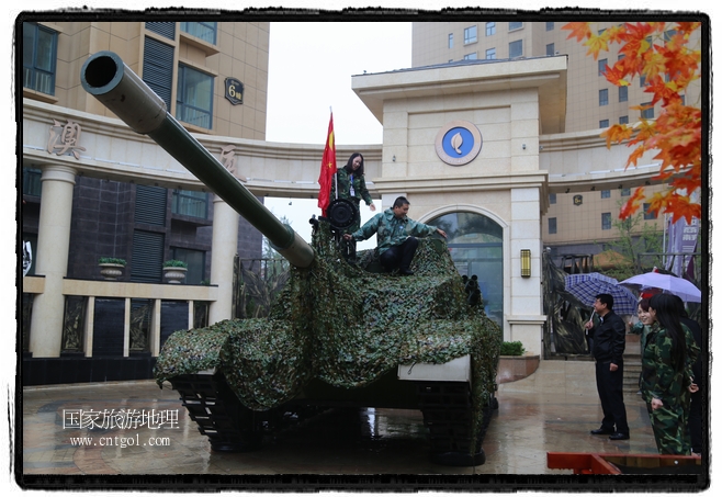 小區(qū)突然出現(xiàn)“飛機坦克”，其中殲15艦載戰(zhàn)斗機一架、99式主戰(zhàn)坦克一輛、武直-10武裝直升機一架，吸引了眾多市民雨中圍觀、合影。