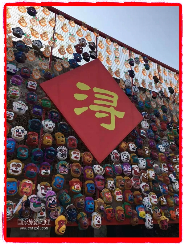 中國(guó)規(guī)模最大的猴面具彩繪在南潯古鎮(zhèn)展示。猴子真是今年最紅的動(dòng)物。 