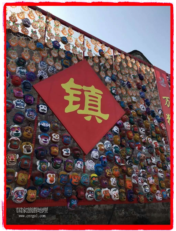 中國(guó)規(guī)模最大的猴面具彩繪在南潯古鎮(zhèn)展示。猴子真是今年最紅的動(dòng)物。 