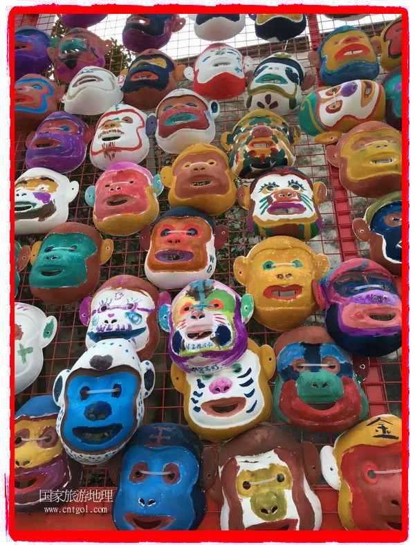 中國(guó)規(guī)模最大的猴面具彩繪在南潯古鎮(zhèn)展示。猴子真是今年最紅的動(dòng)物。 