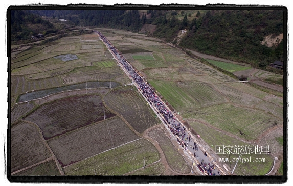 1700桌合攏宴，總長(zhǎng)3.7公里，10380人同桌就餐，創(chuàng)歷史之最